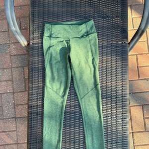Outdoor Voices 3/4 Warmup Leggings in Hunter Green. Excellent condition size XS